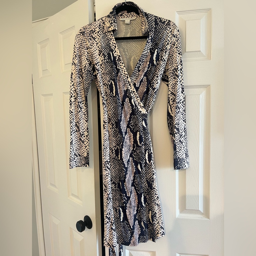 Diane Von Furstenberg Black and Cream Snakeskin Wrap Dress Size 8